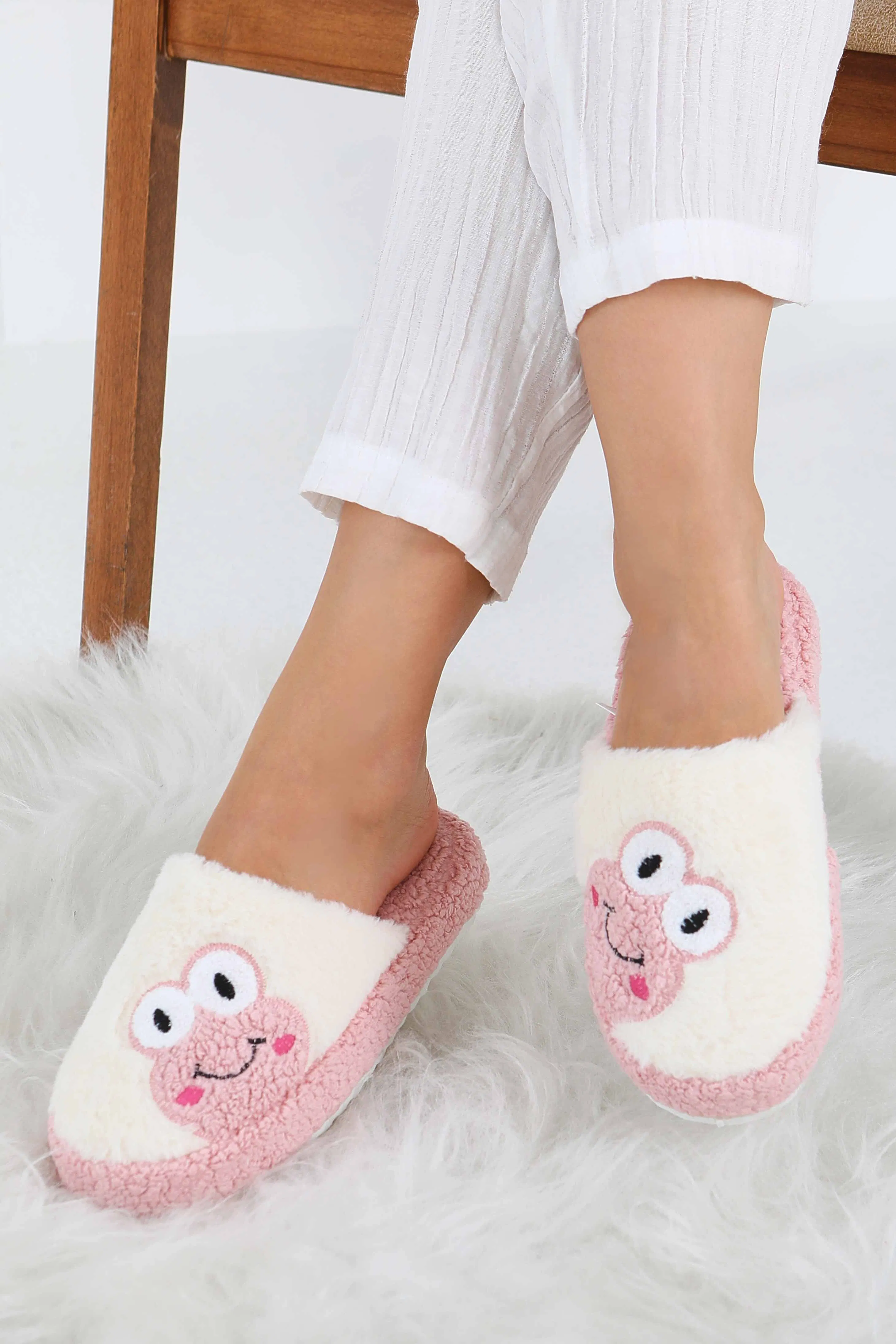 شباشب منزل نسائية زهري مطرزة بشكل ضفدع