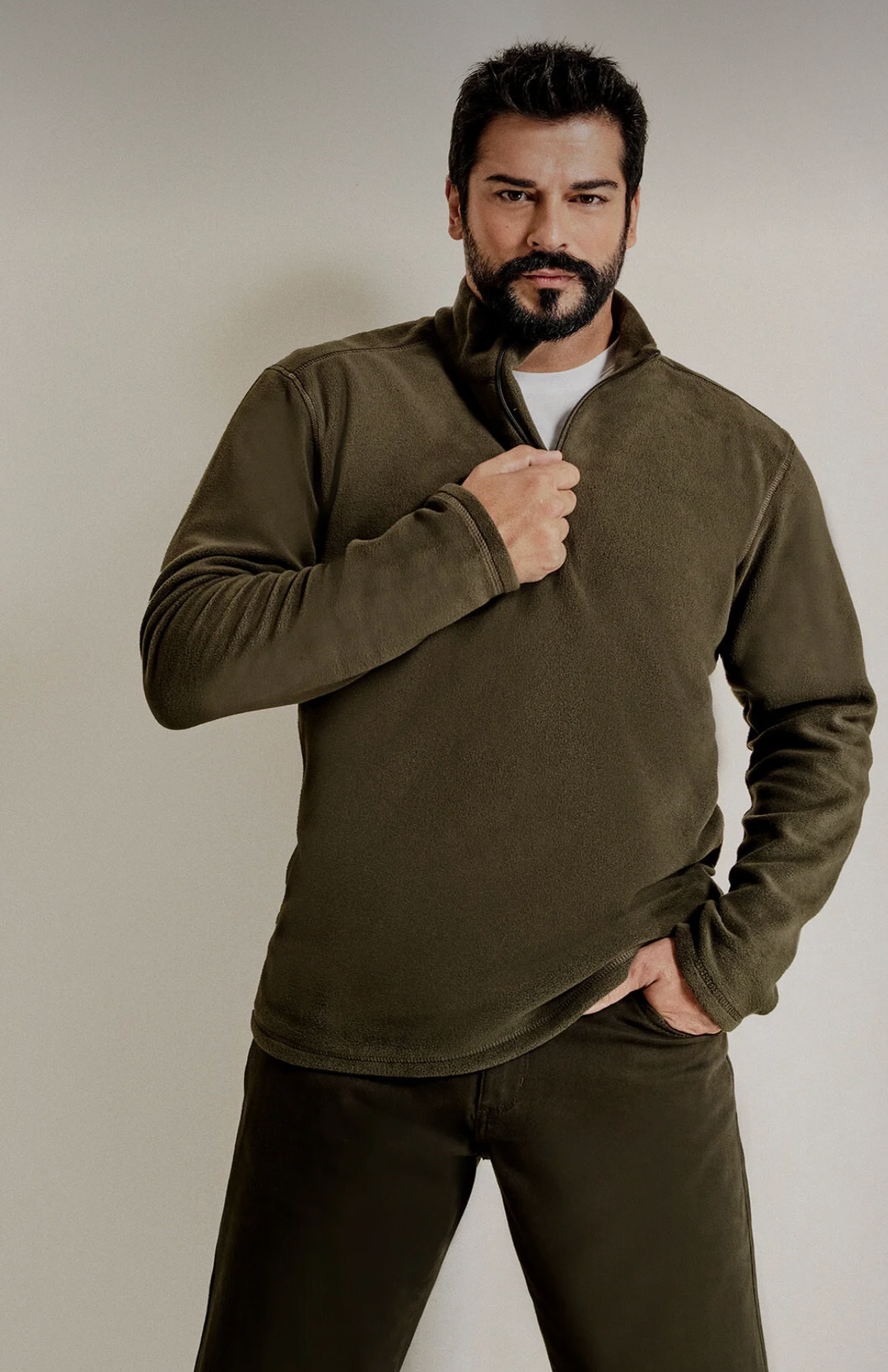 سويت شيرت رجالي بقبة عالية وسحاب باللون الخاكي من AC&CO