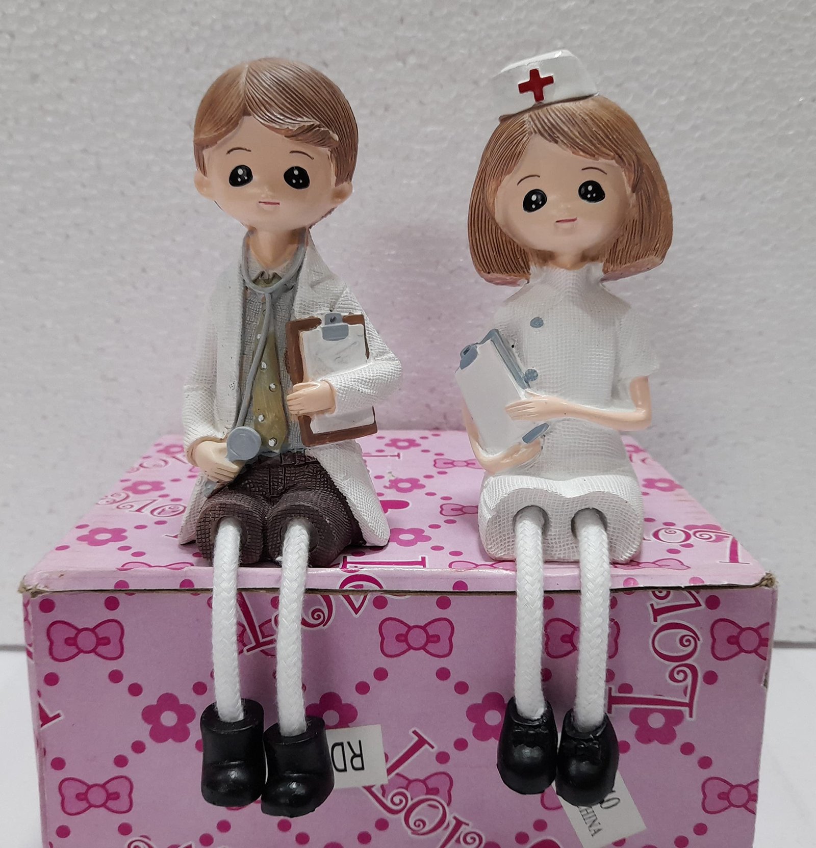 مجسمات فخّار بتصميم طبيب وطبيبة