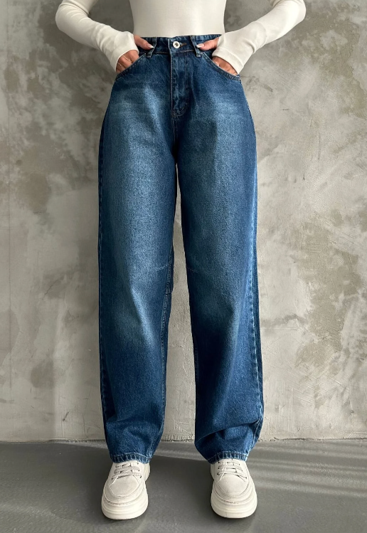 بنطال جينز نسائي بقصة واسعة