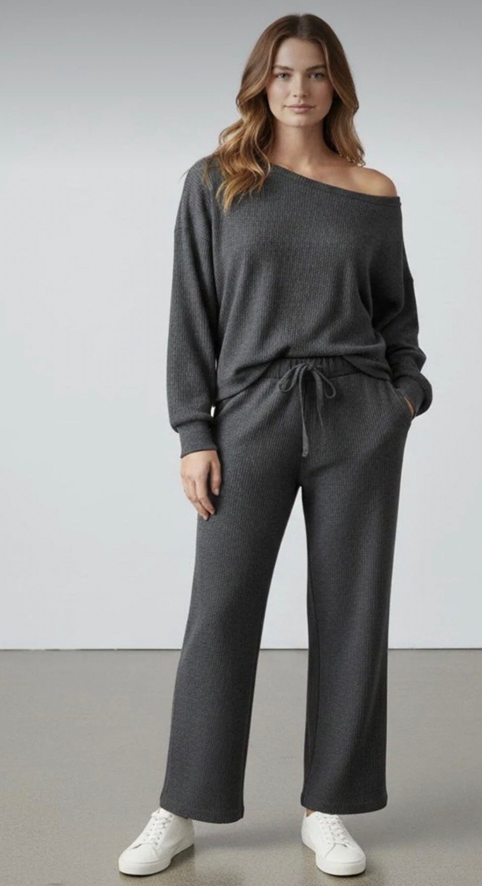 بيجاما قطنية باللون الرمادي بتصميم عصري