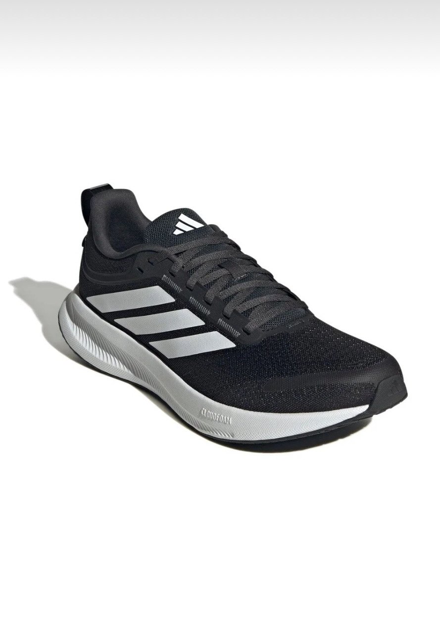 حذاء رياضة من adidas